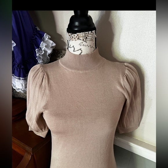 Tahari Short Sleeve Mock
Neck Gold Pullover
Sweater Size XS NWOT
58.00 - Picture 2 of 6